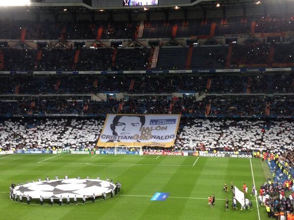 Плакат с требованием вручить Криштиану «Золотой мяч»