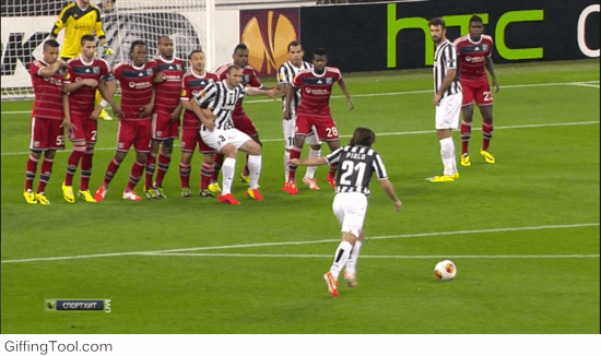 Пирло кладет мяч как рукой