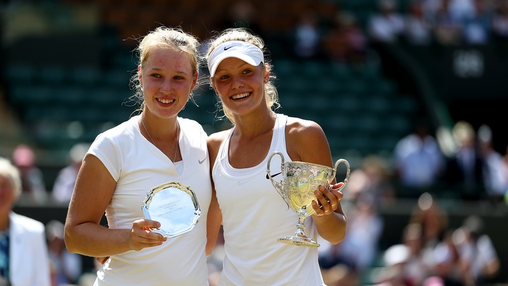 Софья Жук (справа) с Анной Блинковой после финала юниорского Уимблдона-2015