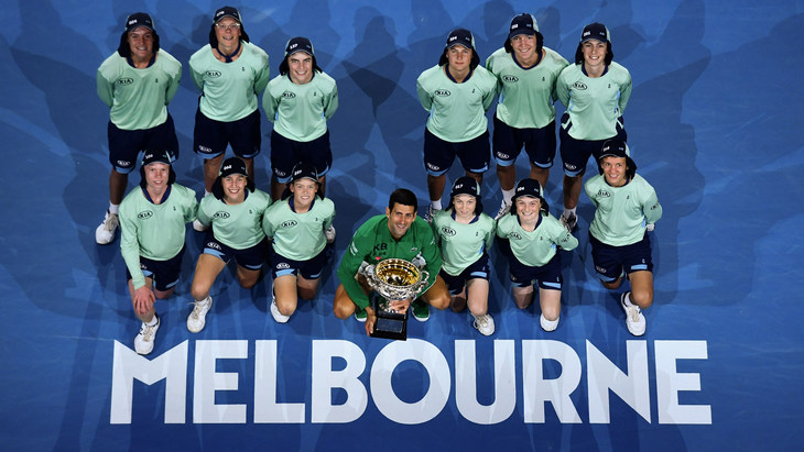 Новак Джокович с трофеем в Мельбурне