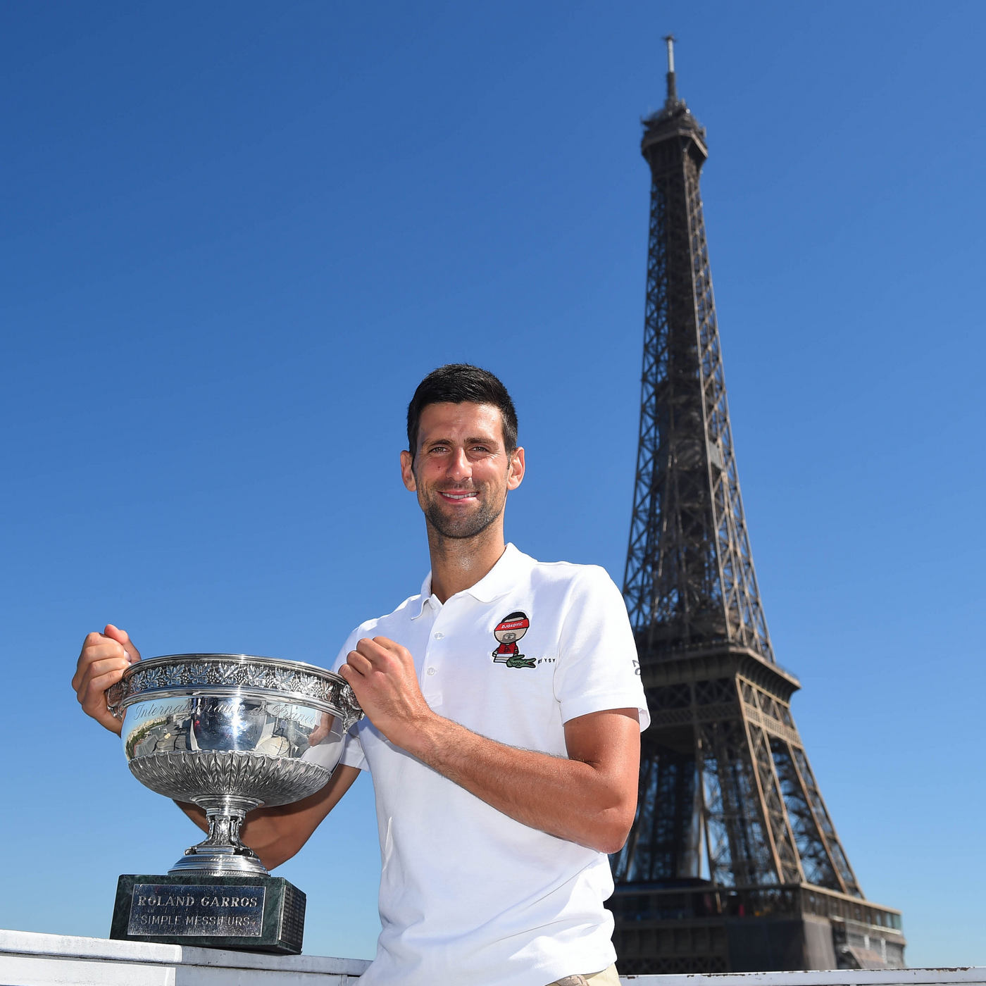 Новак Джокович на фоне Эйфелевой башни в Париже