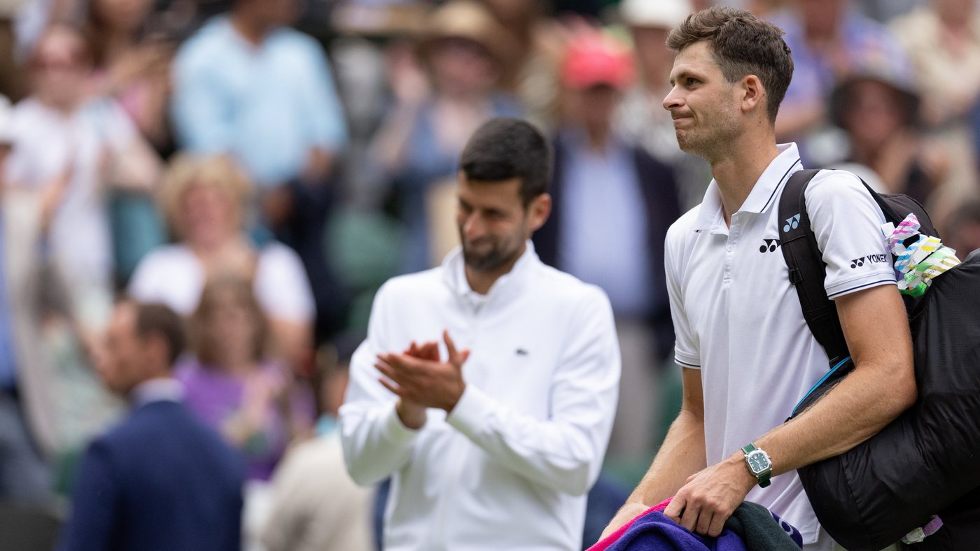 Новак Джокович аплодирует Хуберту Хуркачу после классного матча