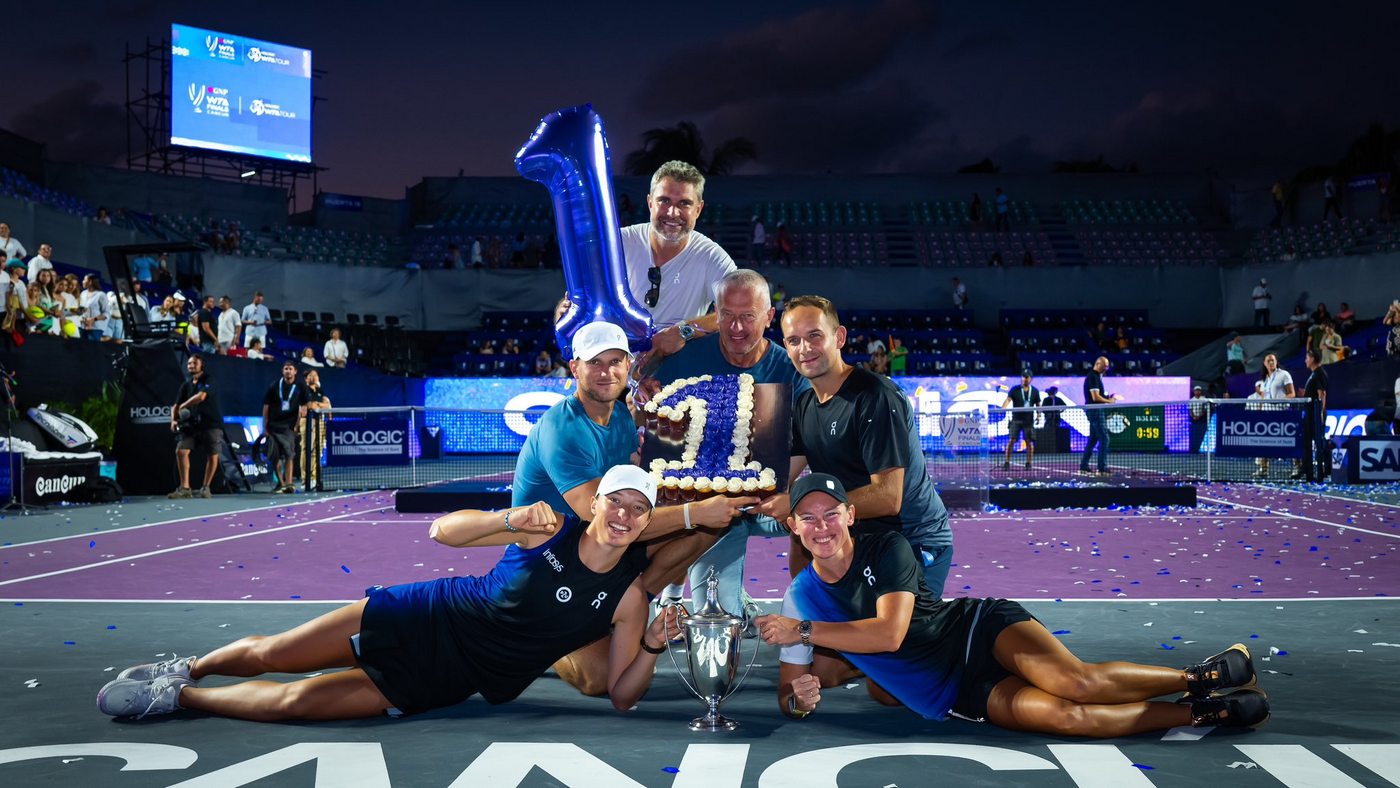 Ига Свентек со своей командой после победы в финале Итогового турнира WTA