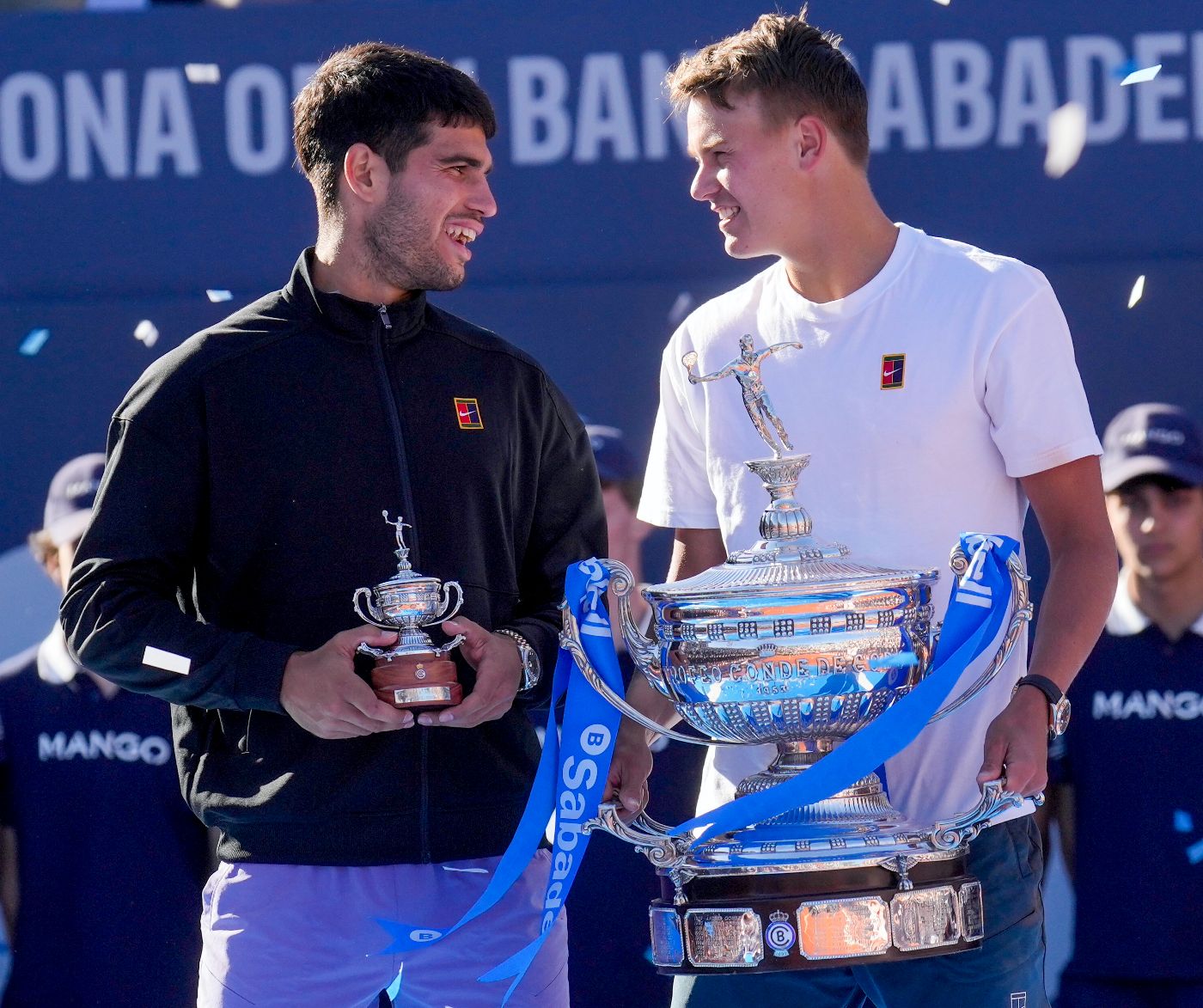 Карлос Алькарас и Хольгер Руне после финала в Барселоне