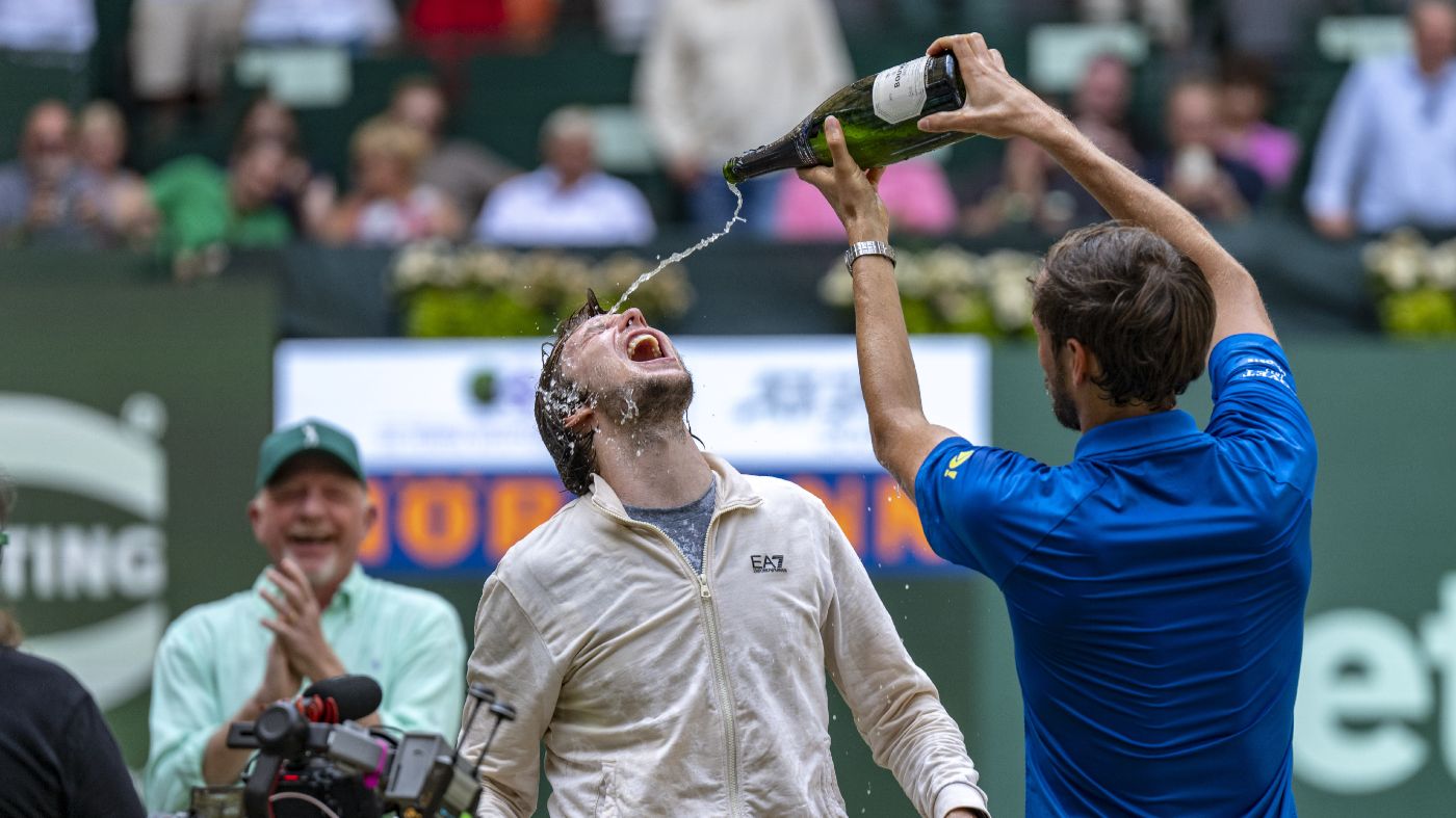 Даниил Медведев поздравляет Александра Бублика с победой в Галле