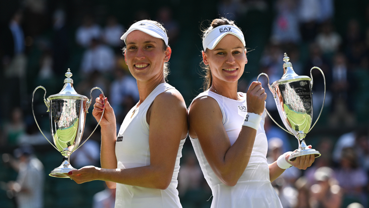 Вероника Кудерметова (справа)