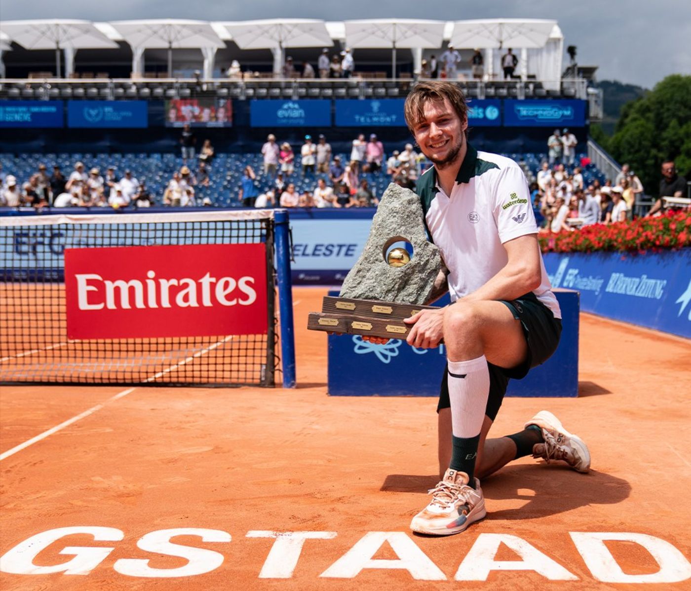 Александр Бублик с тяжеленным трофеем в Гштаде