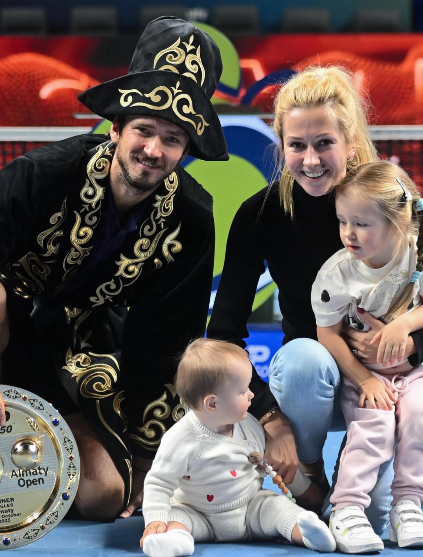 Даниил Медведев с семьей после победы в Алматы 