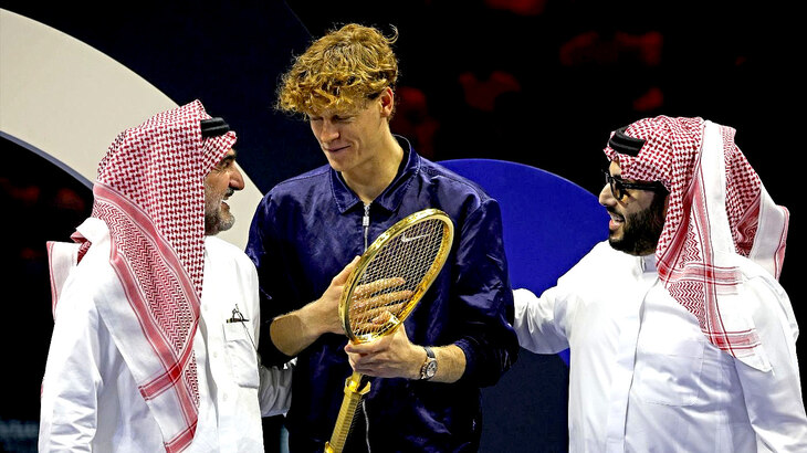 Янник Синнер с организаторами турнира «Шлем шести королей»