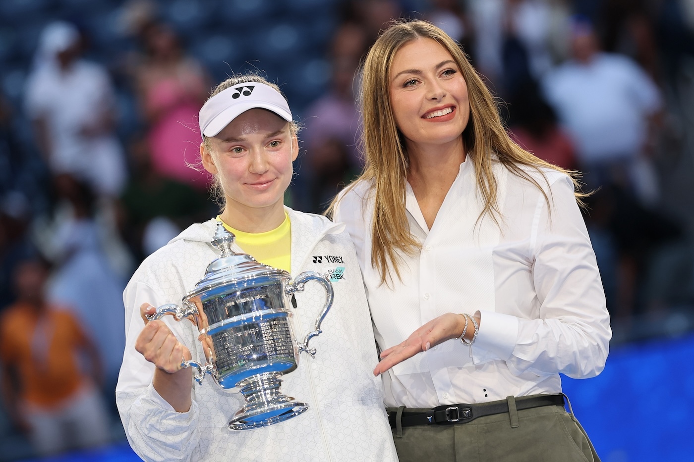 Елена Рыбакина получила кубок US Open из рук Марии Шараповой