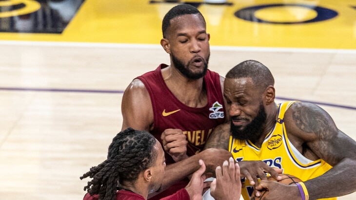 Леброн Джеймс с мячом