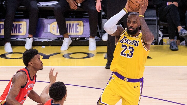 Леброн Джеймс с мячом