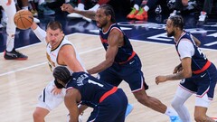 Никола Йокич с мячом 