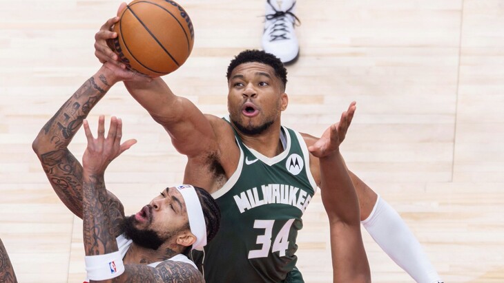 Яннис Адетокунбо с мячом