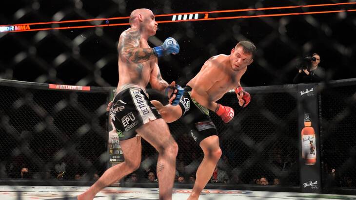 Логан Сторли (справа)