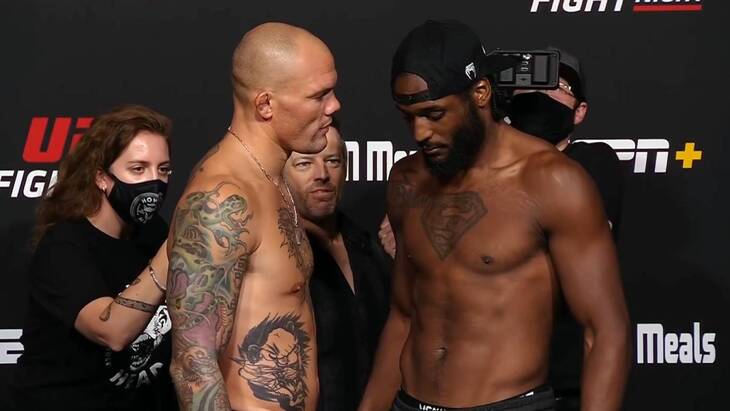 Энтони Смит (слева)