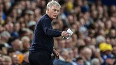 Дэвид Мойес по старинке с шариковой ручкой и листком бумаги