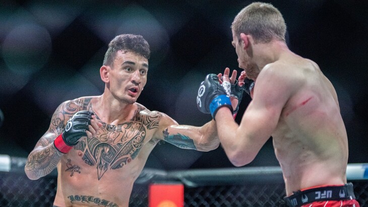 Макс Холлоуэй (слева)