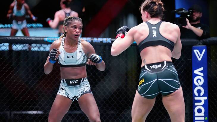 Анджелла Хилл (слева)