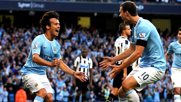 Давид Силва и Эдин Джеко празднуют гол в ворота «Ньюкасла»