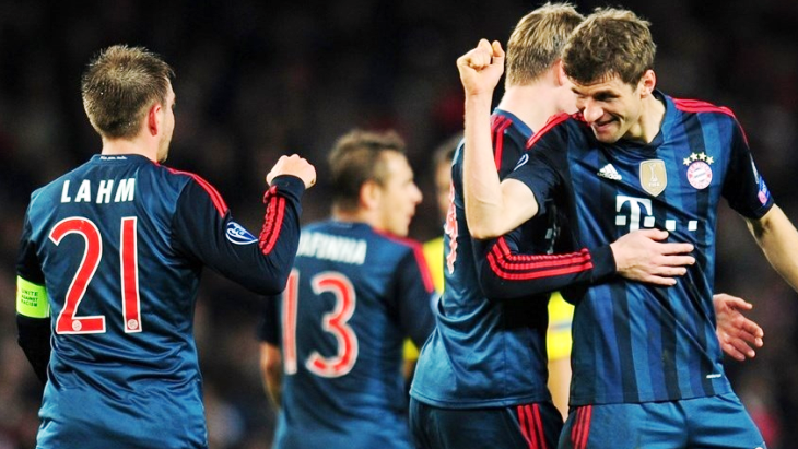 Томас Мюллер принимает поздравления во время первого матча в Лондоне