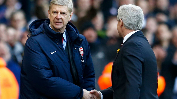 Венгеру (слева) всегда было нелегко играть с командой Хьюза