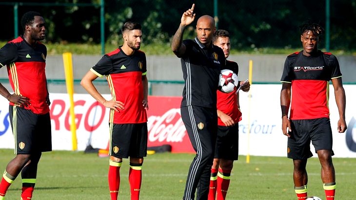 Тьерри Анри что-то объясняет игрокам сборной Бельгии