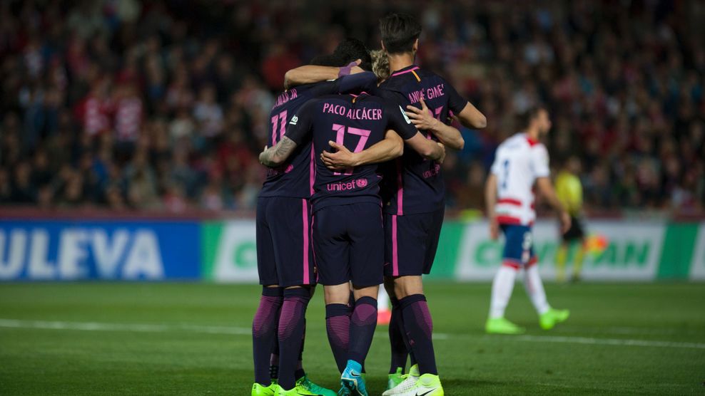 Пако Алькасер принимает поздравления после гола в ворота «Гранады»