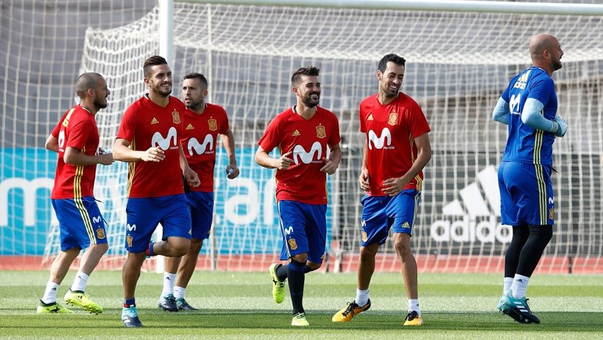 Давид Вилья (в центре) вновь в сборной