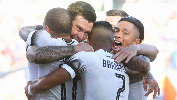 Федор Смолов в объятиях футболистов «Краснодара»