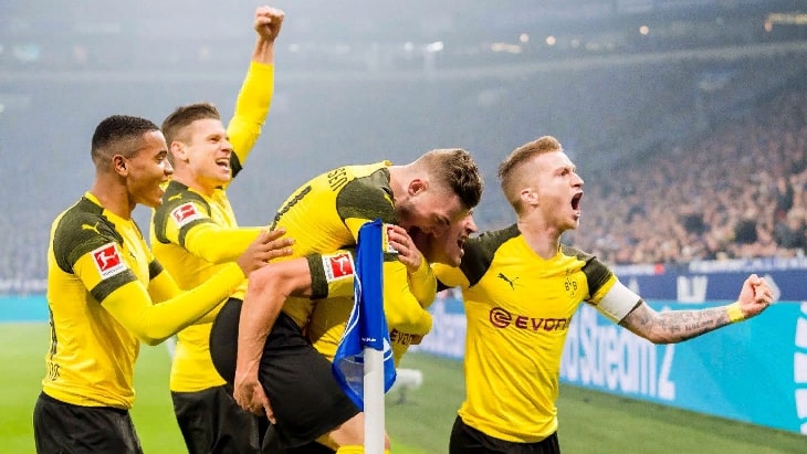 Игроки дортмундской «Боруссии» празднуют забитый гол