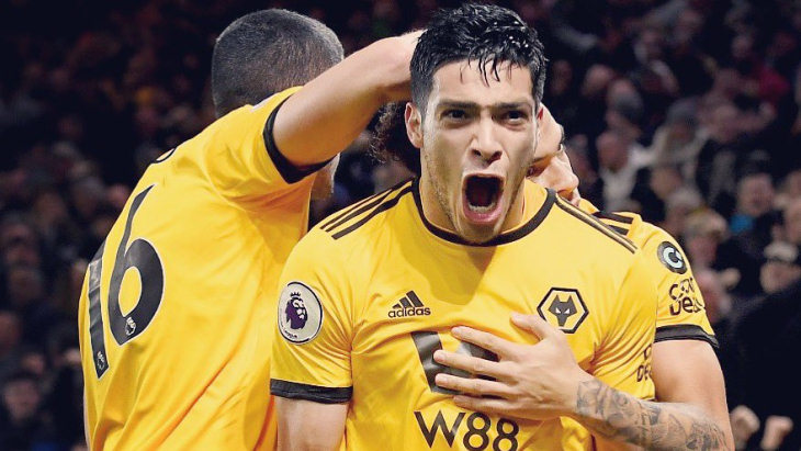 Футболисты «Вулверхэмптона» празднуют гол в ворота «Челси»