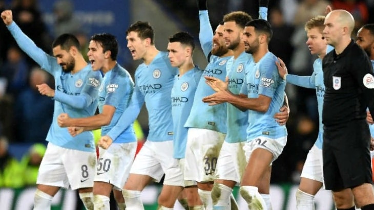 Футболисты «Ман Сити» во время серии пенальти в матче с «Лестером»