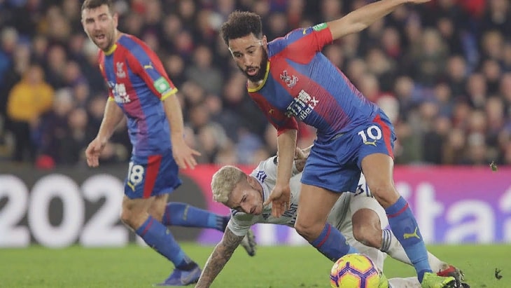 Таунсенд ведет борьбу за мяч