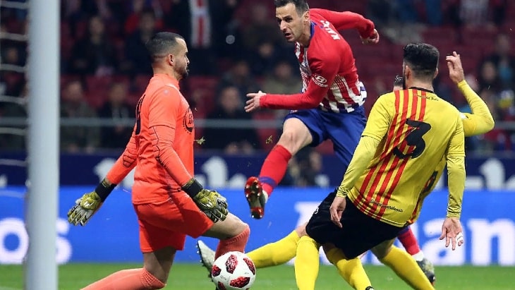 Калинич пробивает по воротам соперника