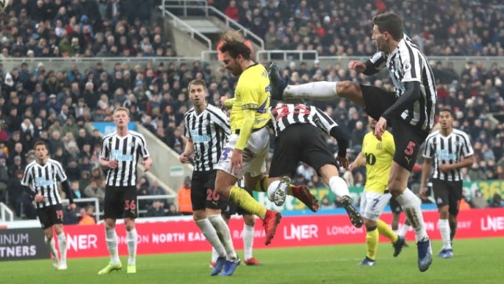 Дэк пробивает по воротам «Ньюкасла»