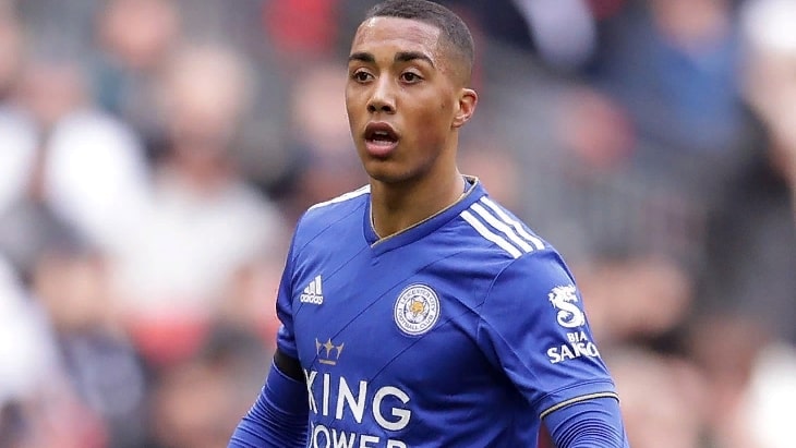 Главный мозг «лисов» в центре поля