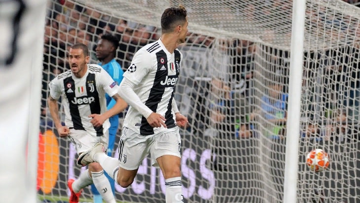 Роналду забивает в ворота «Аякса»