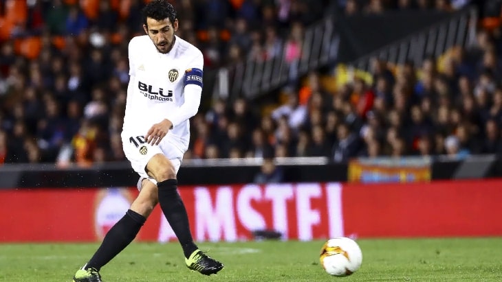 Парехо бьет по мячу