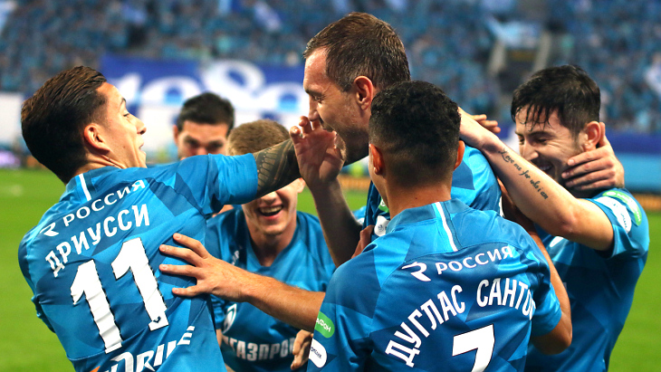 Артем Дзюба (в центре)