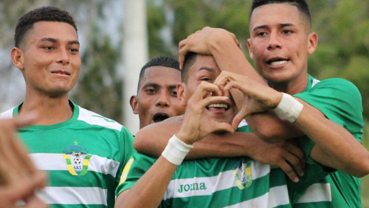 Футболисты «Халапы»