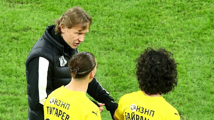 Валерий Карпин беседует с футболистами