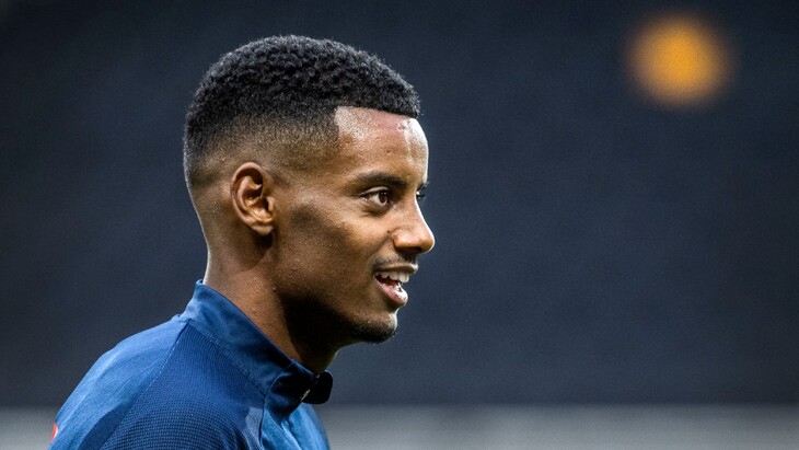 Александер Исак