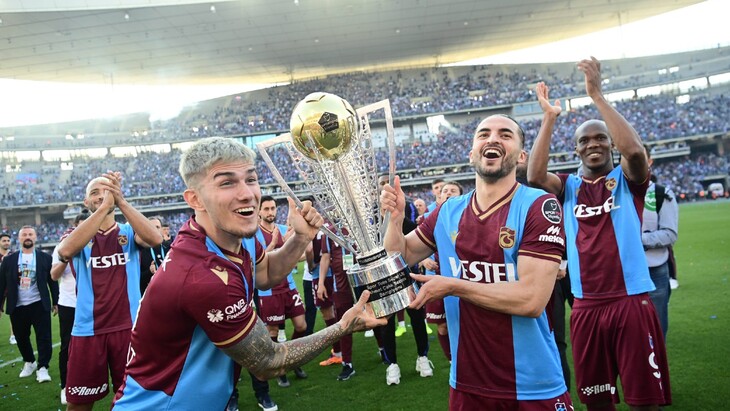 Игроки «Трабзонспора» в чемпионским трофеем