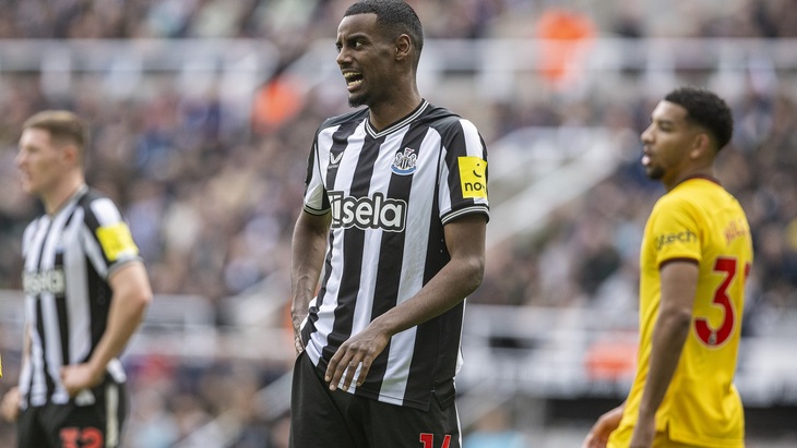 Александер Исак