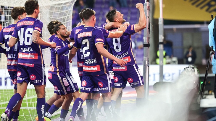 Джеймс Холланд (справа) забил в первом матче