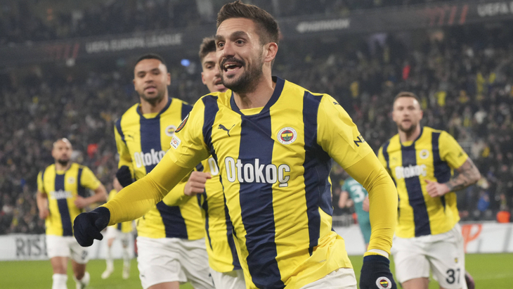 Душан Тадич (№10) летом покинет «Фенербахче»