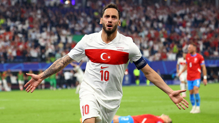 Хакан Чалханоглу (сборная Турции)