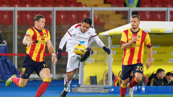 Фрагмент матча «Кальяри» — «Лечче»