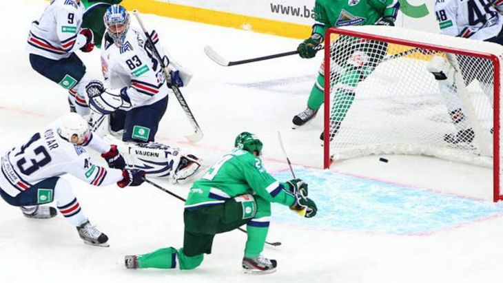 «Салават Юлаев» забрасывает в ворота «Металлург» Мг